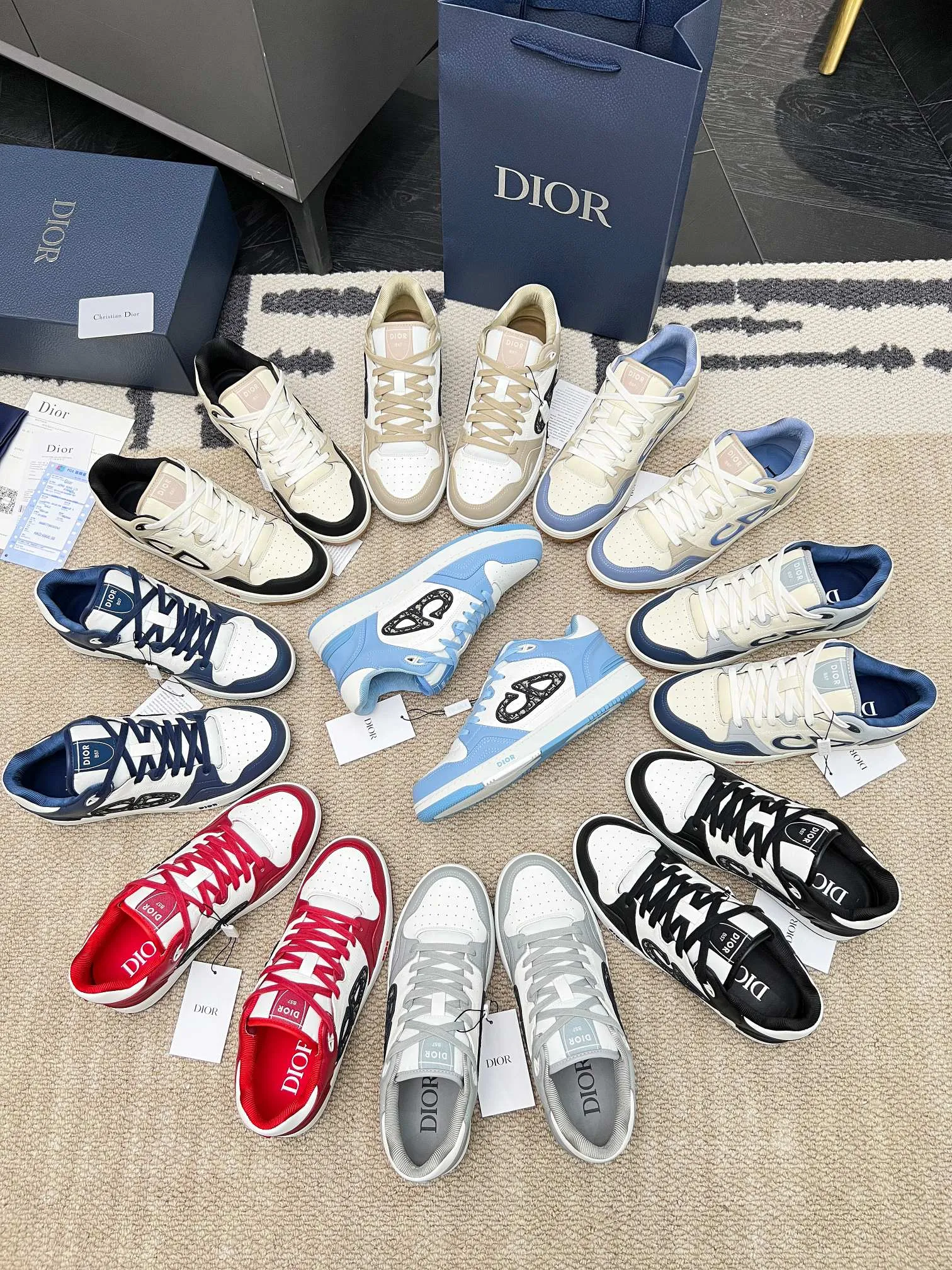 Men's Men's Shoes 💰600 Dior DiorB57 top version of low-top sneakers! ! ! Navy blue with beige smooth first-layer cowhide, fully oiled edges, T men's shoes 💰U outsole.  The 2024 autumn men's wear series has made a wonderful debut, a new classic item launched by Dior. Crafted from smooth first-grain cow leather in navy blue and beige, it's accented by a large leather heat-stamped CD logo on the sides. The distinctive laces of the same color match the color of the shoe body, and the opening and closing are decorated with various classic details on the tongue, sole and back side to enhance the style. The eyelet details, upper stitching and heel strip panels of the same color highlight the dynamic charm of its sports style. Exclusive two-color molded T men's shoes 💰U outsole is light, comfortable, non-slip and wear-resistant, the mesh lining and feet are customized with original colors, soft and breathable. Exquisite production technology highlights the grade, and can be matched with all kinds of clothing to create a refined look.